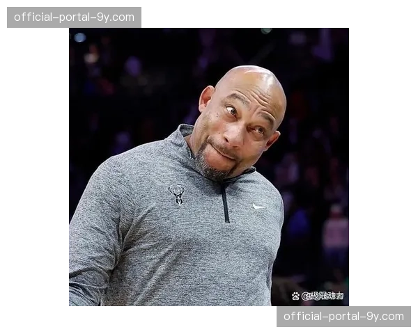 镜头聚焦:湖人一次成功的“Box-and-One”战术执行后,哈姆与助教击掌 镜头聚焦:湖人一次成功的“Box-and-One”战术执行后,哈姆与助教击掌