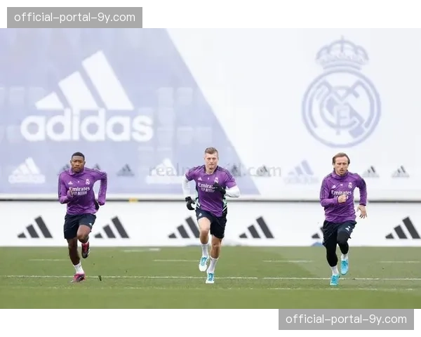 马德里德比冲突瞬间，格列兹曼与琼阿梅尼争执双双染黄